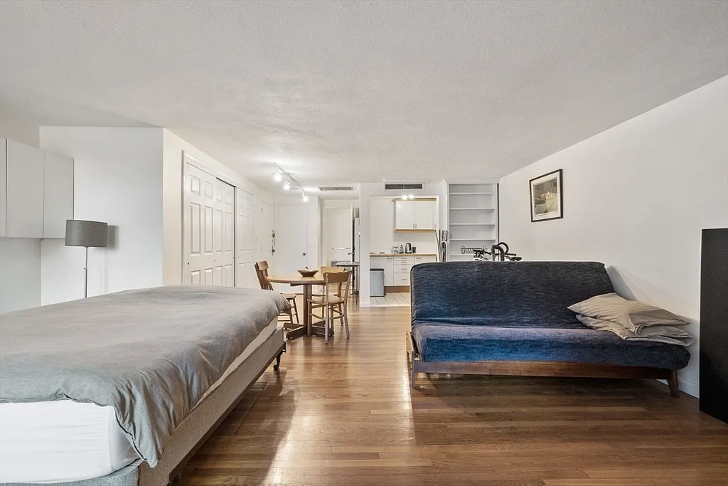 Building Photo - 260 Beacon St #3