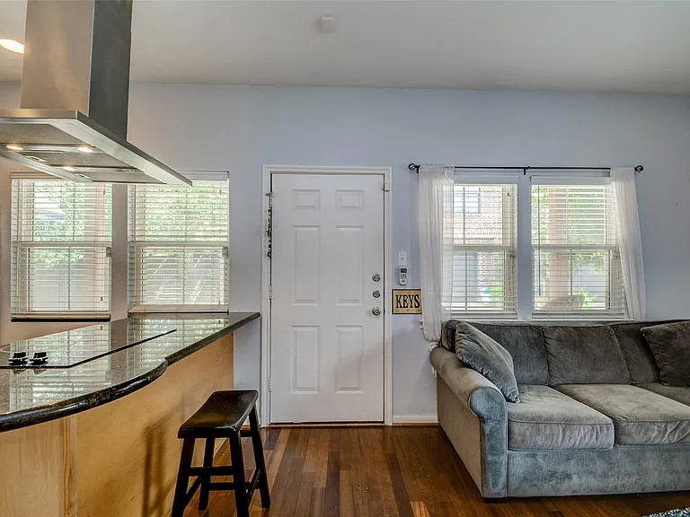 1310 Asbury St — Photo 6