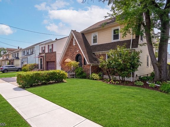 2nd image of 246 Belleview Ter