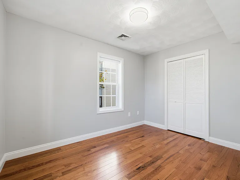 25 Sutton St #25 — Photo 10