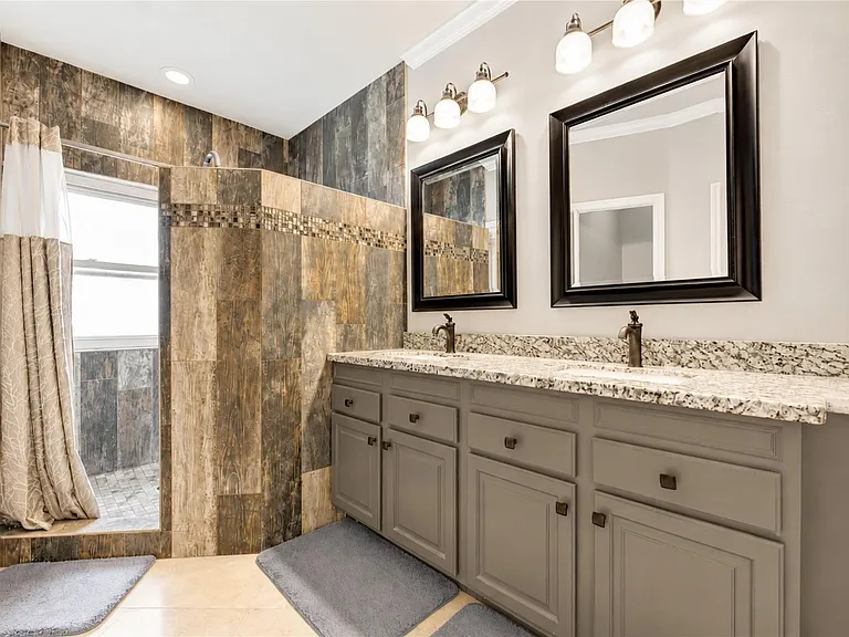 1811 Emerald Green Dr — Photo 30