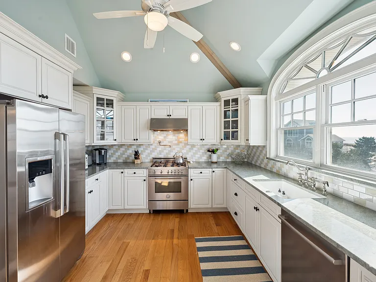 902 Dune Rd — Photo 16