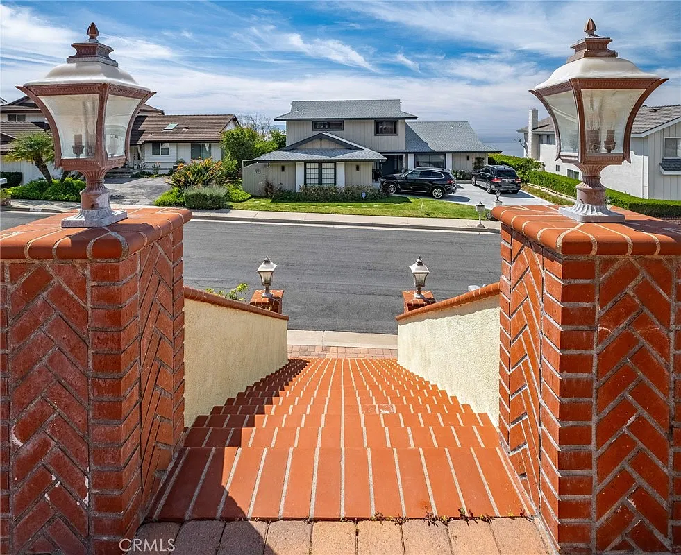4 bed, 2000 sqft, $6,000 — Photo 3