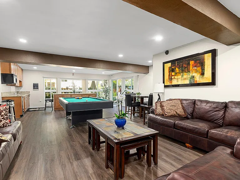 Lombardi Apartments — Photo 45