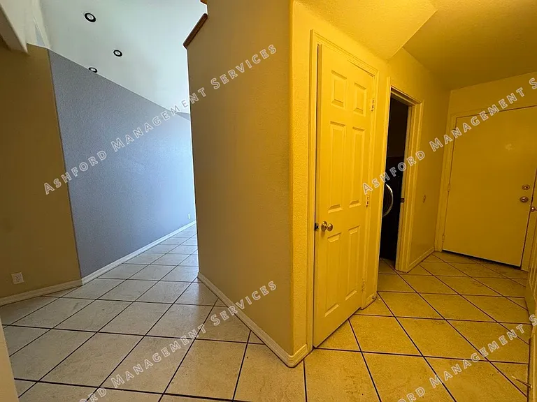 1510 E Charleston Ave — Photo 9