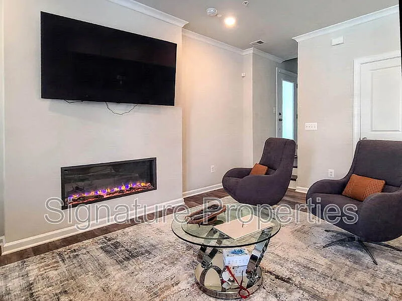3 bed, 2.5 bath, 1843 sqft, $3,100 — Photo 2