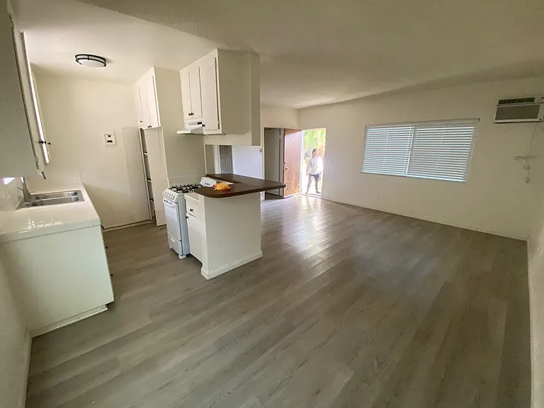 626 E Chevy Chase Dr — Photo 5