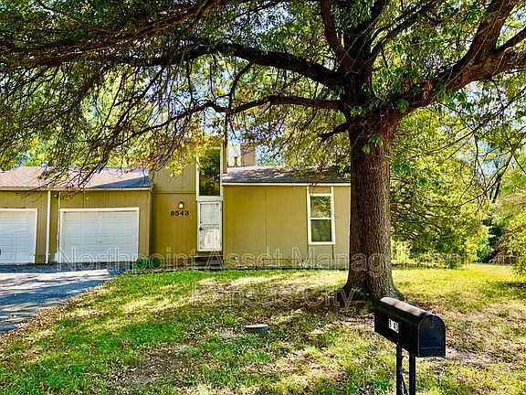 4th image of 9541-9543 Manning Ave