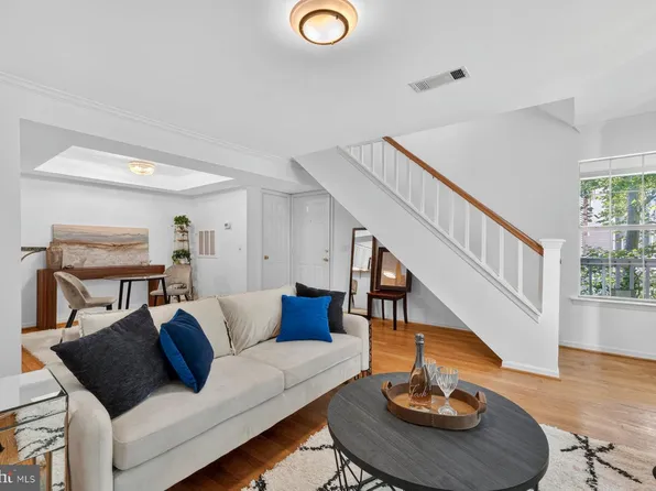 5818 Inman Park Cir APT 210, Rockville, MD 20852