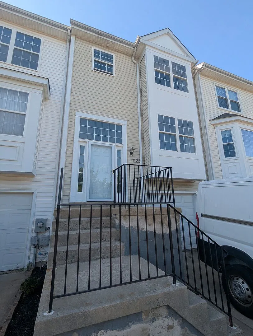 Fully Renovated Townhouse In Ballenger Creek Neighborhood Ready For You To Move In By 10/1! — Photo 1