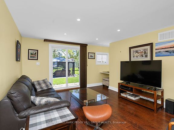 3rd image of 8001 Yonge St