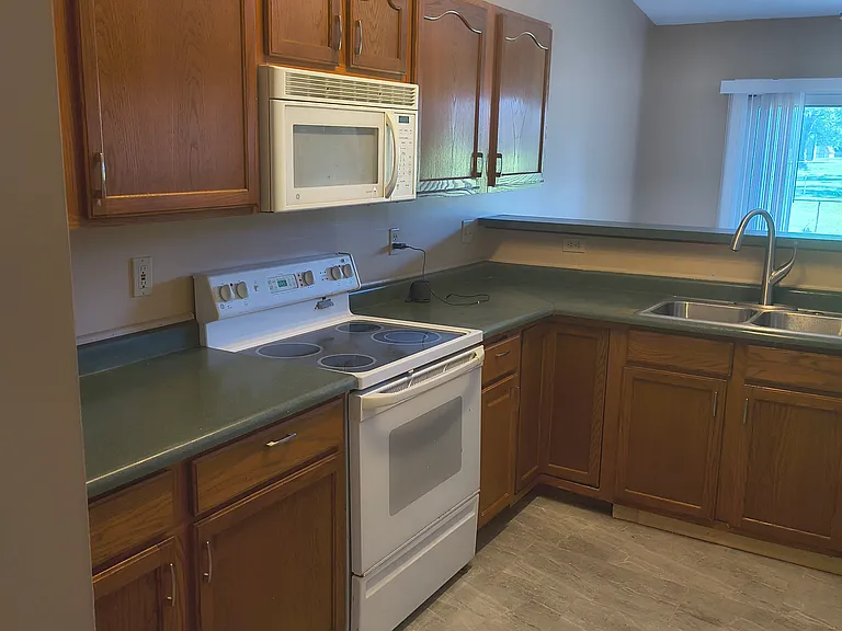 1655 E Crescentville Rd — Photo 3