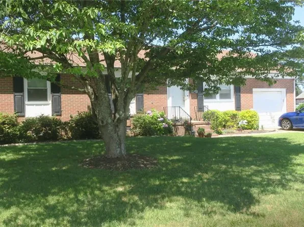 2 Saxon Ln, Newport News, VA 23601