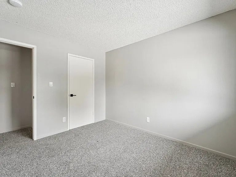 The Valley Apartments — Photo 32