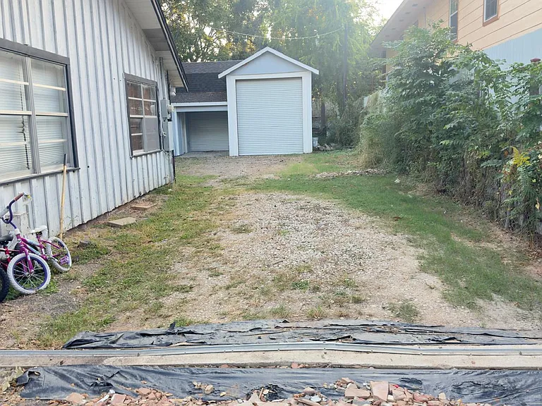 4419 Continental Dr — Photo 2