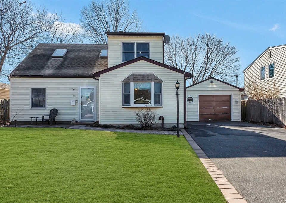 1st image of 11 Andrew Ln #11