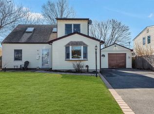 11 Andrew Ln #11, Levittown, NY 11756