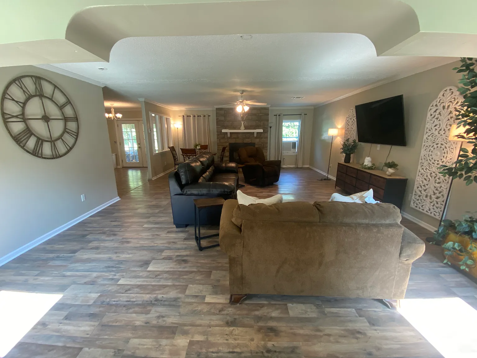 4 bed, 2400 sqft, $4,800 — Photo 4