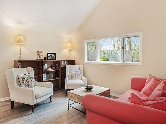 3rd image of 526 Glendale Cir