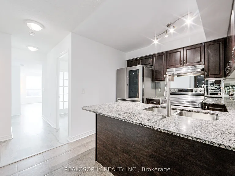 60 Fairfax Cres #421 — Photo 6