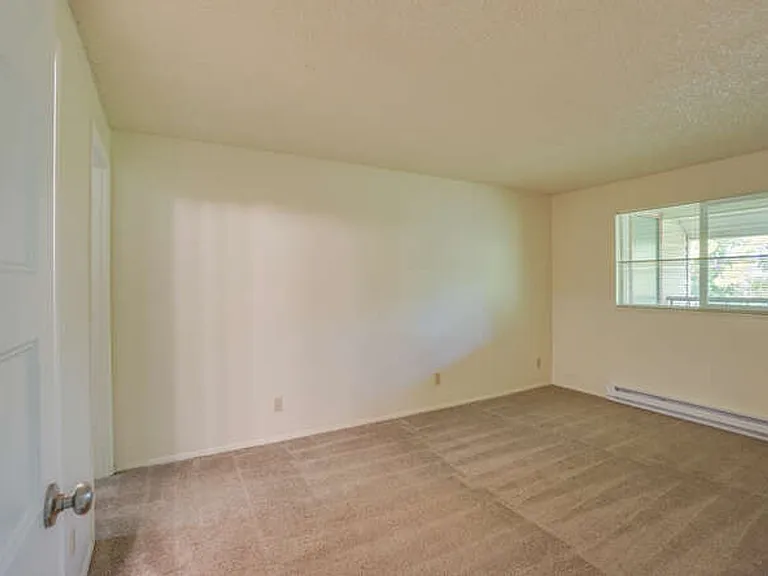 Sussex Village Apartments — Photo 37