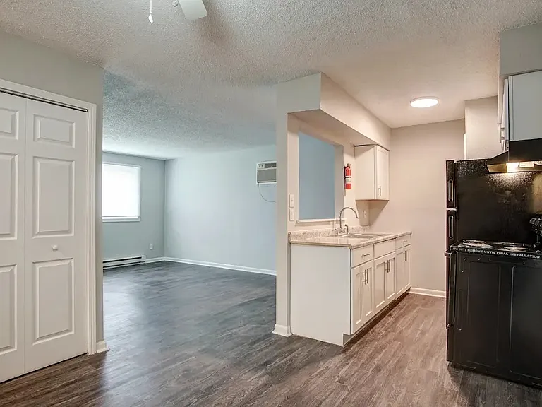 Point Place Apartments — Photo 21