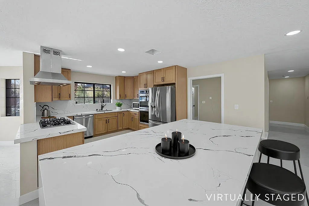 5 bed, 3.5 bath, 4234 sqft, $4,988 — Photo 3