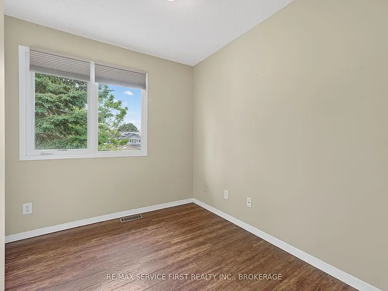 877 Muirfield Cres — Photo 25