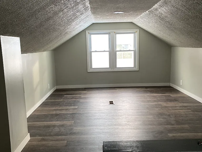 120 W Royal Pkwy — Photo 9