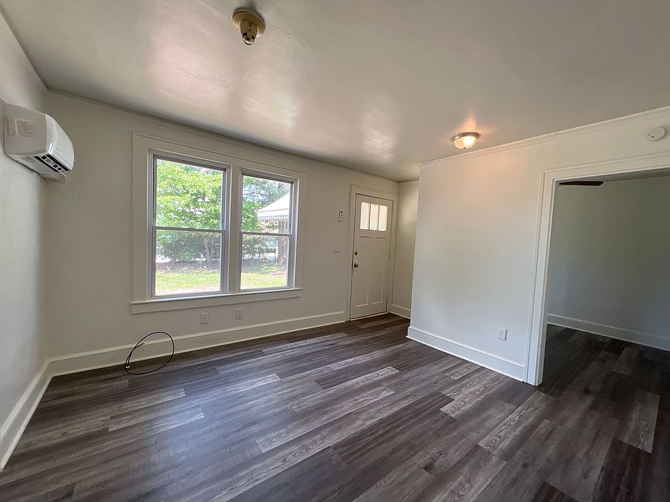 Newly Renovated Small Apartment Complex Close To Everything Apartment