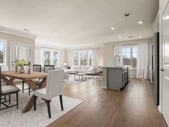 260 Martins Lndg #307, North Reading, MA 01864