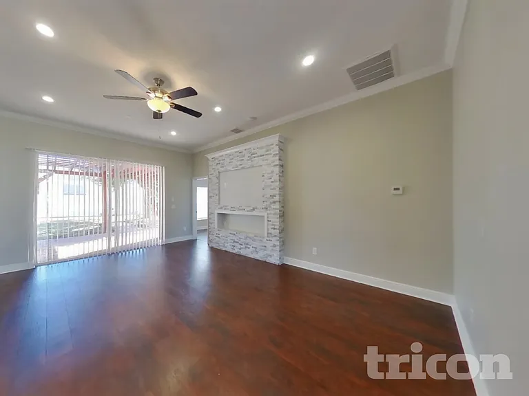 15206 Markham Dr — Photo 4