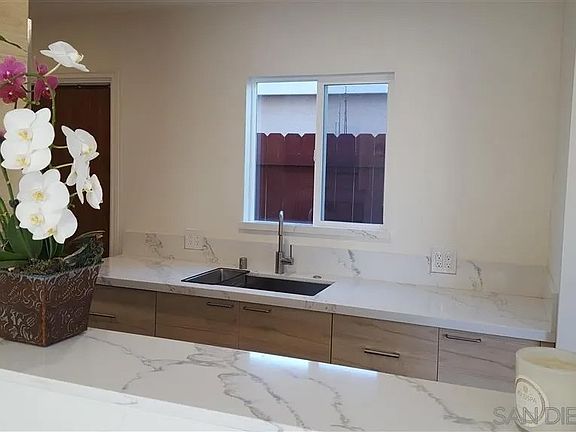 5th image of 4669 Point Loma Ave #2
