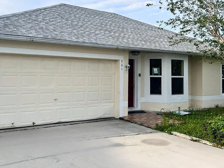 961 Derbyshire Dr — Photo 2