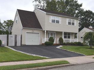 7 Pine St, Central Islip, NY 11722