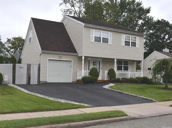 7 Pine Street, Central Islip, NY 11722