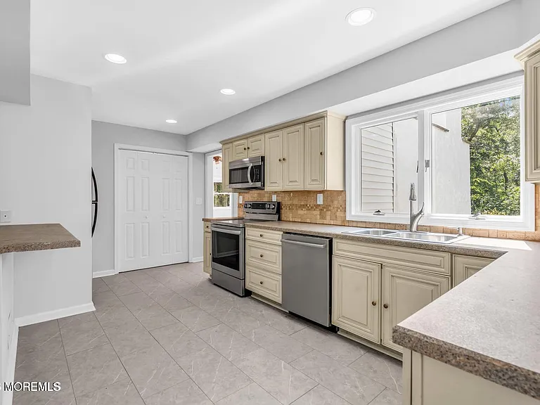 830 Brookside Dr — Photo 7