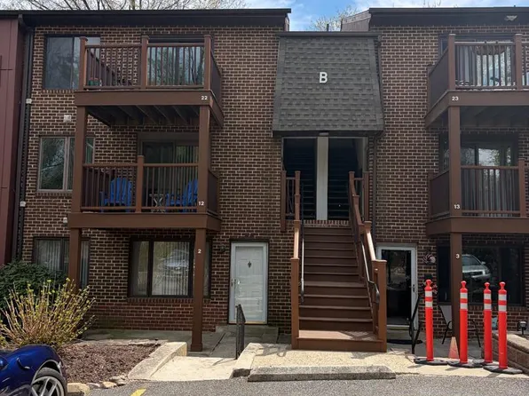 5200 Hilltop Dr #22, Brookhaven, PA 19015