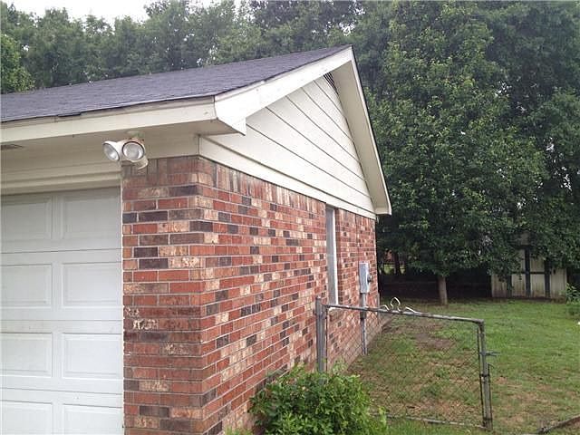 2nd image of 222 Village Green Cir