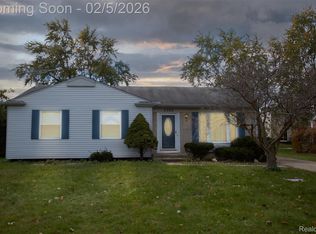 5783 Williamsburg Ct, Waterford, MI 48327