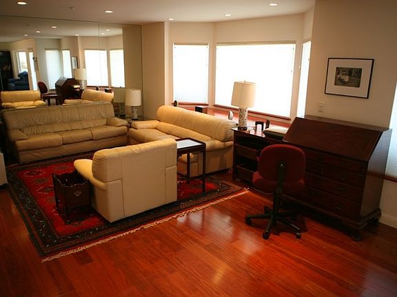 4th image of 204 E Strawberry Dr