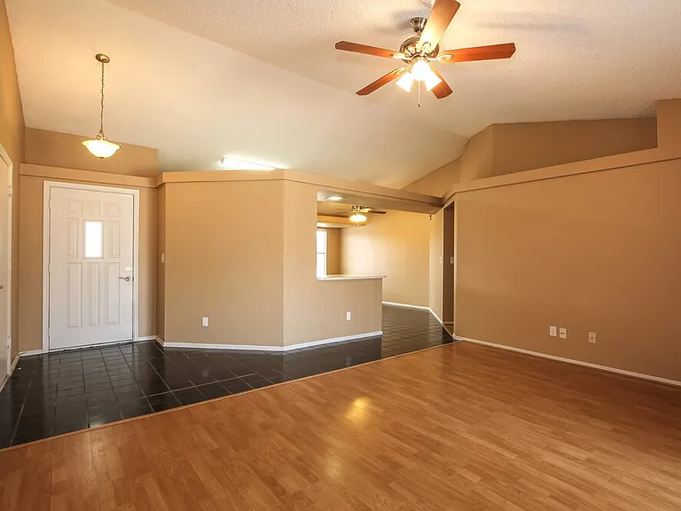 8003 W Larkspur Dr — Photo 2