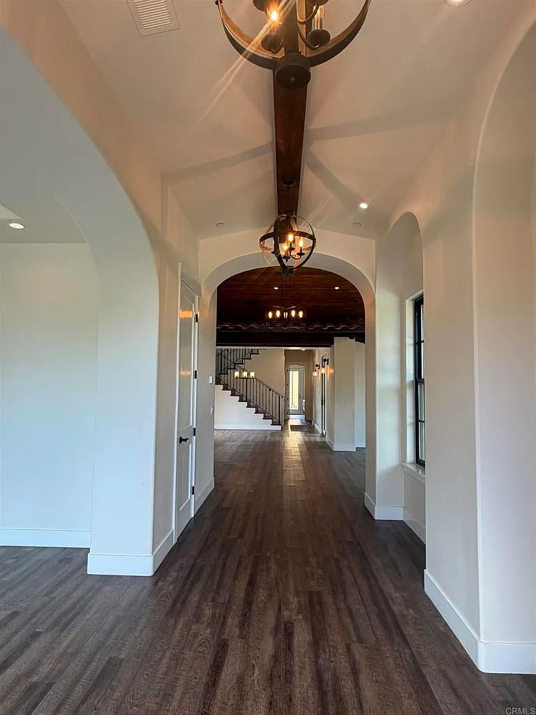 4 bed, 4.5 bath, 3756 sqft, $9,500 — Photo 3