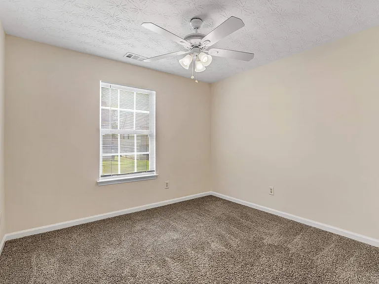 310 Sarasota Ln — Photo 37
