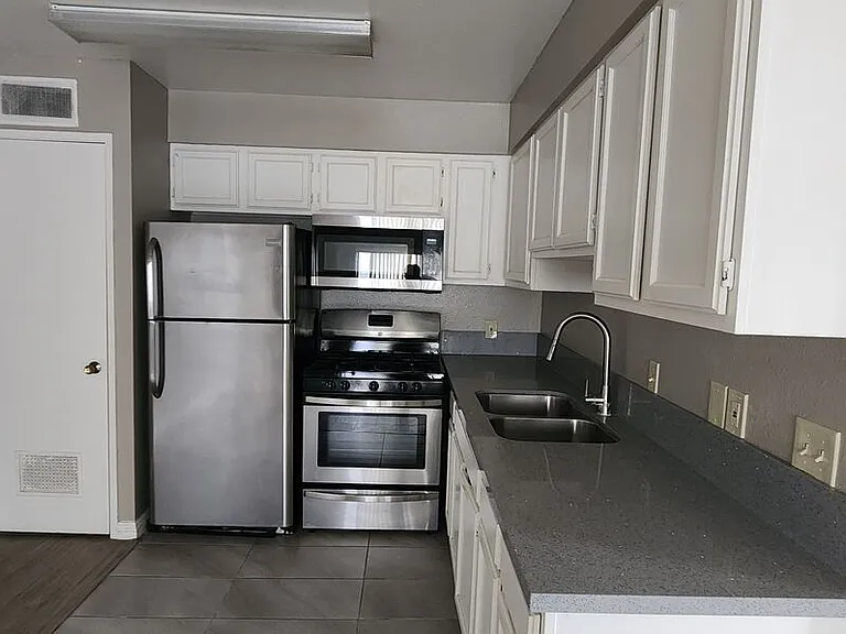 820 S Saint Andrews Pl #303 — Photo 1