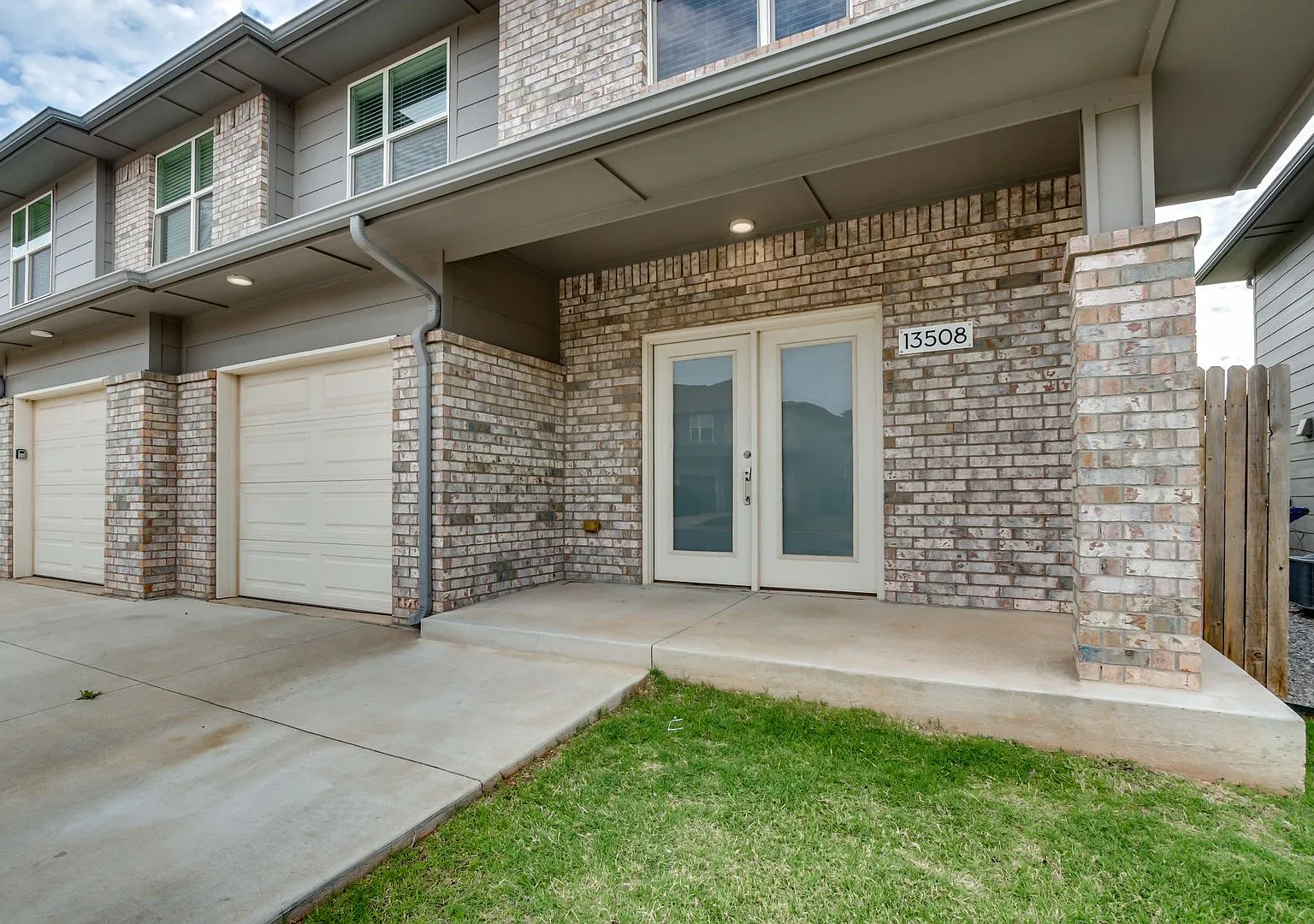 Large 3 Bed 2.5 Bath Duplex Includes Office Space (See Contact Info Below) — Photo 4