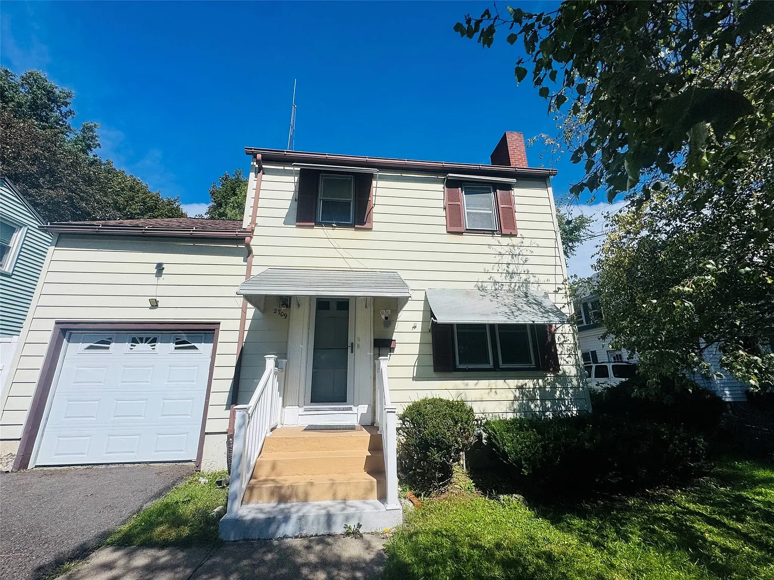 3 bed, 1.5 bath, 1967 sqft, $1,900 — Photo 1