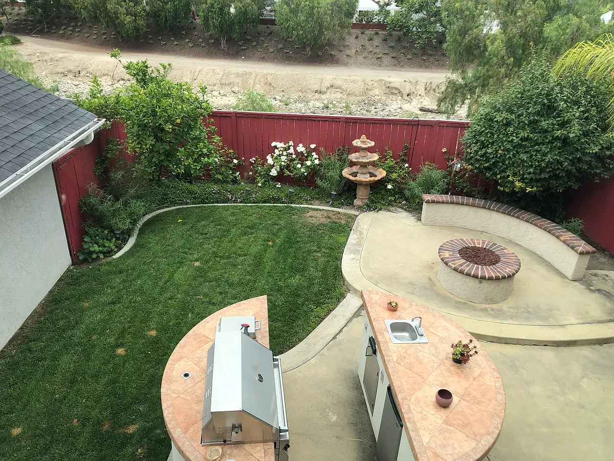 BBQ, fridge, sink, firepit, fountain, lemon tree (creek behind fence) - 12 Laurel Creek Ln