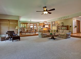 20 Fawn Ridge Dr, Oakwood Hills, IL 60013