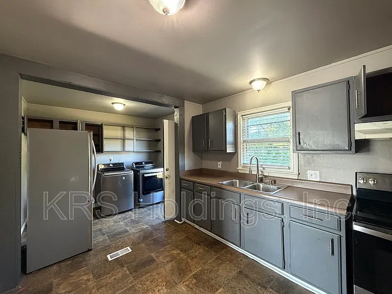 3 bed, 1.0 bath, 912 sqft, $1,850 — Photo 3